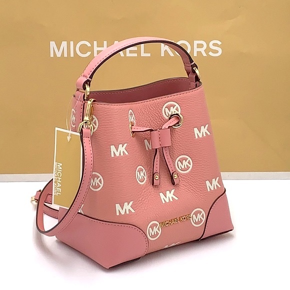 MICHAEL KORS
Mercer Small Logo Embossed Leather
Bucket Bag PRIMROSE COLOR - Picture 3 of 16